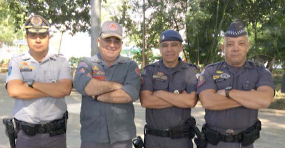 quatro oficiais