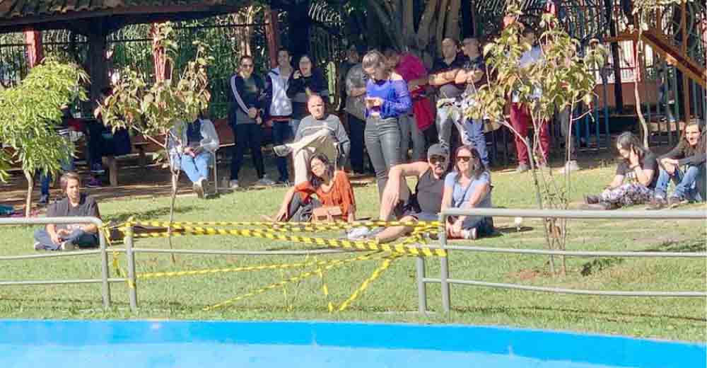 Grades quebradas “isoladas” com fita zebrada em Parque de São Caetano