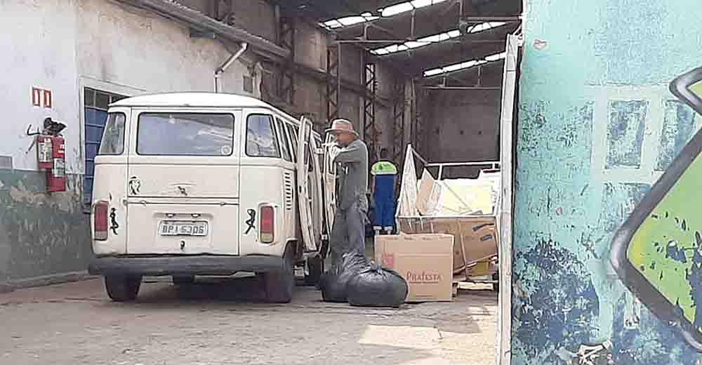 Servidores do Saesa recolhem e vendem recicláveis no ferro-velho
