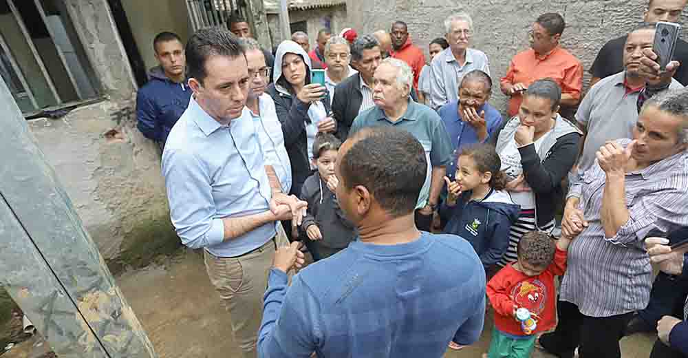 Prefeito escuta reclamação dos moradores