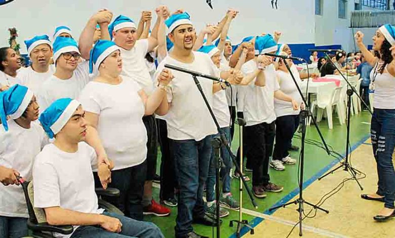Coral da Apae anima almoço de Natal da Instituição