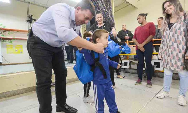 Orlando Morando entrega material e uniforme escolar no 1º dia de aula