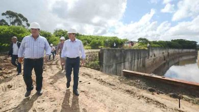 Orlando vistoria obra no Ribeirão dos Couros