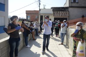 Prefeito Orlando Morando foi recebido por moradores do bairro.