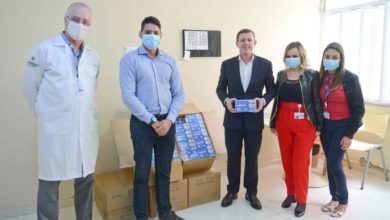 Prefeito Orlando Morando recebe doação de 10 mil máscaras para profissionais da Saúde