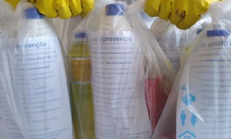 kits de limpeza doados pela companhia contêm detergente, água sanitária, álcool em gel, sabonete em barra, entre outros itens de prevenção