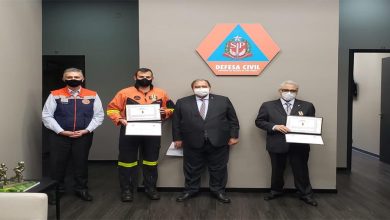 Foto: Coordenador do GT Gestão de Riscos, Rafael Neves (à direita) recebe Medalha de Defesa Civil no Palácio dos Bandeirantes.