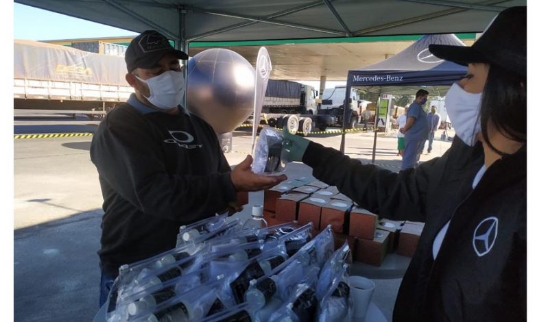 Distribuição de kit de prevenção com máscaras e álcool gel e também kit lanche
