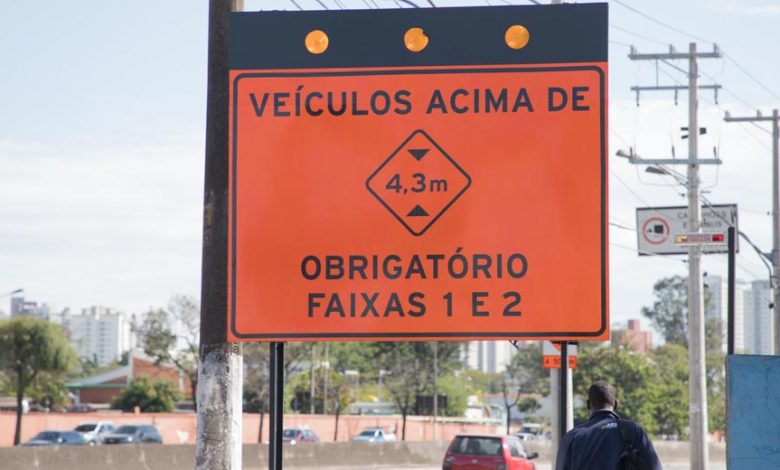 Limite de 5,5 metros passa para 4,3 metros nas duas faixas da direita da avenida dos Estados, em ambos os sentidos, e para 4,7 metros nas demais faixas, por causa de obras de duplicação do viaduto