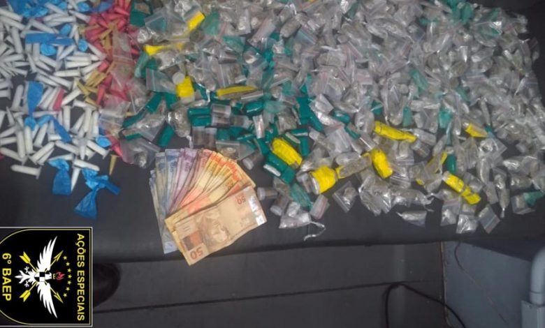 Drogas apreendidas pelos policiais, além do valor de R$ 732
