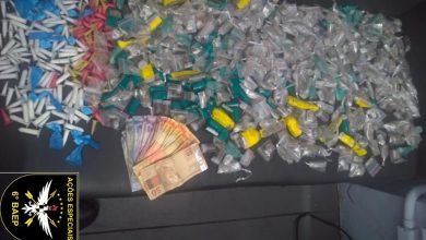 Drogas apreendidas pelos policiais, além do valor de R$ 732