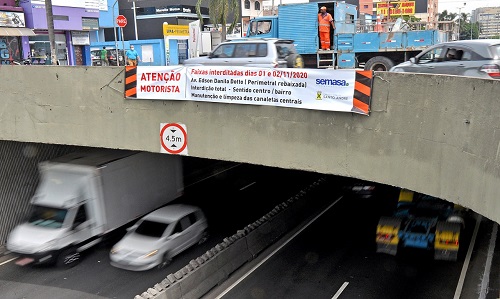 Semasa executa manutenção de drenagem na Perimetral rebaixada neste feriado