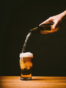 Beer sommelier explica qual é a importância da espuma na cerveja e se a cor da garrafa influencia na qualidade da bebida