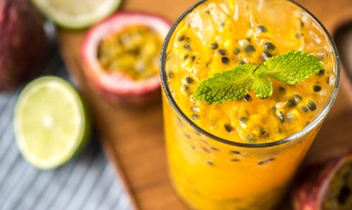 Descubra como preparar caipirinhas ideais para saborear durante a primavera Leandro Dias e João Almeida, proprietários da Middas Cachaça, ensinam como preparar algumas receitas