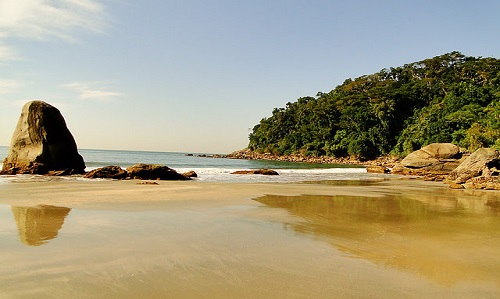 O Guarujá tem praias isoladas e semidesertas