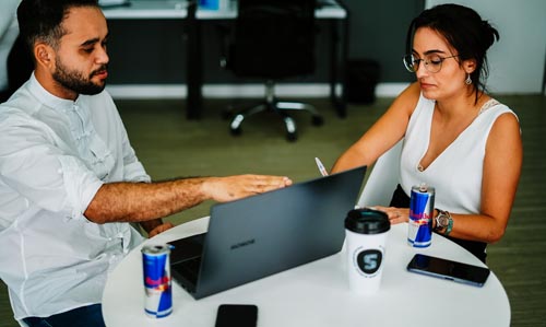 Auana e Luiz, estudantes da Universidade Federal do Rio Grande Norte, propõe aplicativo inovador voltado à aprendizagem (Crédito da imagem: Yago Nobre/Red Bull Content Pool)