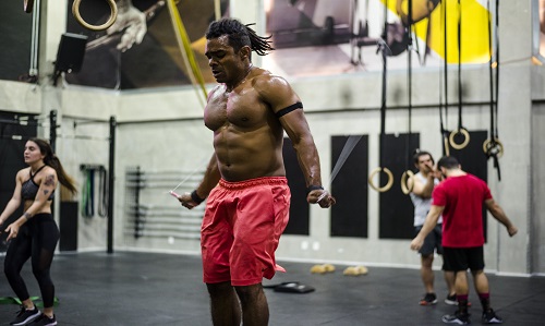 Lipo HD, que nada! Personal trainer Bruno Sapo ensina 5 exercícios para a tão sonhada 'barriga chapada'