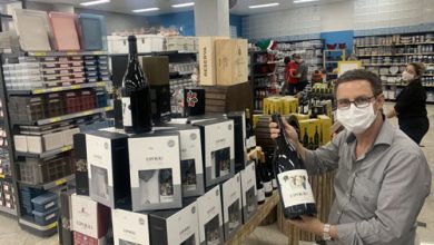 Tio Gil ontem, na inauguração da Magazine com uma garrafa da Vinícola Esporão de Portugal