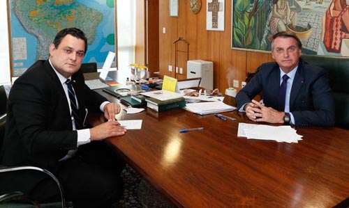Bolsonaro afirma, após reunião com relator de MP, que vai adquirir todas as vacinas aprovadas contra Covid-19