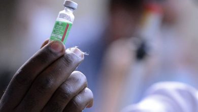 Legenda da Foto: Servidor da Fiocruz prepara vacina de Oxford/AstraZeneca para a primeira aplicação no Brasil. Crédito: Tomaz Silva/Agência Brasil