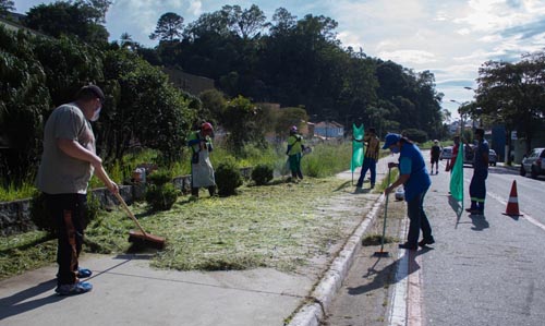 Limpeza-Avenida Prefeito Valdirio Prisco - Foto Alexandre Henriquee