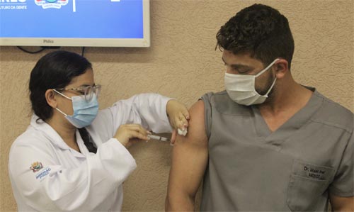 Coordenador do Hospital de Campanha é a primeira pessoa a receber a vacina em Ribeirão Pires