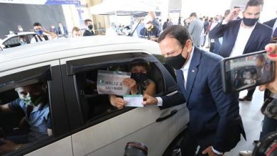 Doria acompanha início da vacinação em sistema drive-thru para idosos