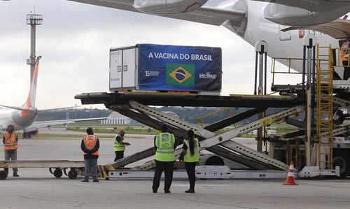 2ª remessa de insumos do ano para produzir mais 8,7 milhões de doses da vacina do Butantan