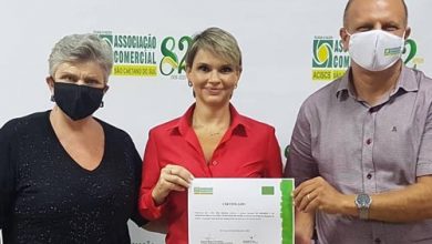 Mirian e Aline Mazzolin com Alessandro Leone na Aciscs