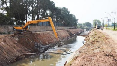 Remoção de camada de terra do curso d'água