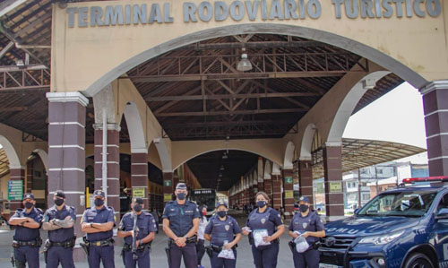 GCM durante ação de distribuição de máscaras no centro da cidade