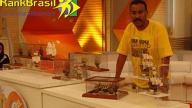 miniaturas de navios históricos e pinéis em acrílica e graffit)