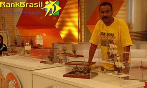 miniaturas de navios históricos e pinéis em acrílica e graffit)
