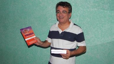 Jander apresenta seu livro "Construindo o Futuro de São Caetano do Sul", com os centenas de Projetos de Lei que ele já apresentou.