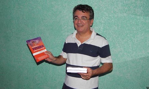 Jander apresenta seu livro "Construindo o Futuro de São Caetano do Sul", com os centenas de Projetos de Lei que ele já apresentou.