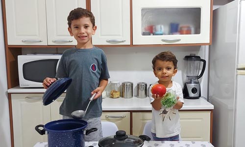 Foto Felipe EM Angelina Denadai e Henrique EM Carlos Rohm - Atividade Solidariedade