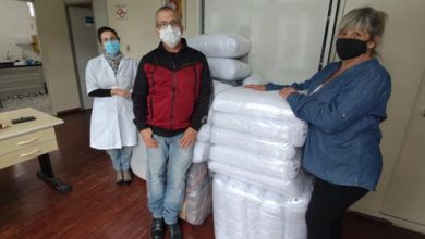 Dá esq. para dir. Nancy Garrido, representante do SAE, Marcelo Bottaro e Solange Monteiro com as doações realizadas. PMRP