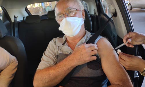 Idoso é vacinado com a primeira dose da Coronavac no Drive-Thru da cidade