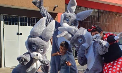 ação leva coelho da Páscoa e ovos de chocolate às comunidades