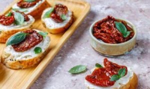 Sanduíche de tofu, tomate seco e rúcula