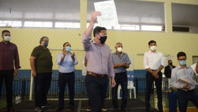 Entrega de escrituras - Jardim das Orquideas 08 - Foto Ricardo Cassin