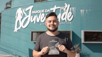 As crônicas da juventude Cada pessoa tem a sua própria história de juventude, mas muitas das vivências pelas quais passamos se parecem com as de outros jovens também. Foi o caso do autor, que narra nas 21 crônicas do livro os principais momentos dessa fase, do ensino médio até a vida adulta. Em textos como “Um grande salto”, “Jovem aprendiz” e “Vida de estagiário”, são retratadas passagens como a saída da casa dos pais e como lidar com o início da carreira profissional. As crônicas também traduzem a relação entre o jovem e a cidade. No texto de abertura, “Salve, São Bernardo”, uma ode a tudo o que torna o lugar tão especial, como o fato de ser uma cidade grande com clima de interior. Já em textos como “O escadão do Sonda”, “Sobre o rolê” e “Fetiche em cômodo”, o autor faz uma análise pessoal e detalhada sobre os principais rolês da cidade (como festas e baladas), frequentados por milhares de jovens. A pandemia tem sido um momento de teste em especial para os mais novos e não passou despercebida no livro. A crônica “Triste adeus à minha jovem-juventude” fala sobre como o jovem lida com a quarentena. E em um dos textos finais do livro, “Carta aos 15”, o autor faz uma viagem no tempo e escreve uma mensagem do futuro para o seu “eu” de 15 anos de idade, a fim de trazer a experiência e os aprendizados adquiridos durante todo esse tempo. “Historicamente, o jovem já não vivia um bom momento antes da pandemia, tendo que lidar com o desemprego e questões de saúde como ansiedade e depressão. Hoje, temos muita dificuldade em olhar para frente e enxergar uma perspectiva positiva do futuro. Uma das poucas coisas que podemos fazer agora é ler, e espero que o livro possa divertir e fazer com que todos relembrem os melhores momentos da juventude com carinho”, finaliza. O projeto foi viabilizado pela Lei Federal Aldir Blanc, criada durante o período da pandemia para apoiar a classe artística do país. O livro foi um dos 27 vencedores do edital de Publicações, organizado pela Secretaria de Cultura e Juventude de São Bernardo do Campo (SP).