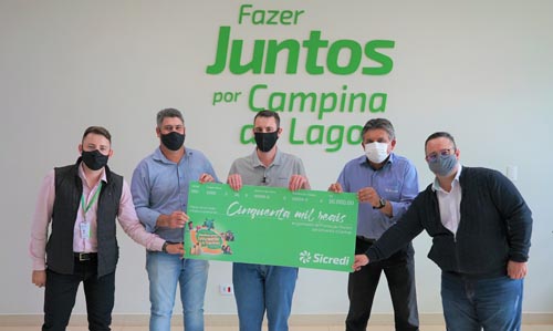 Equipe da agência com o associado