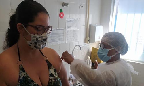 Foto: Gestante é imunizada contra a gripe