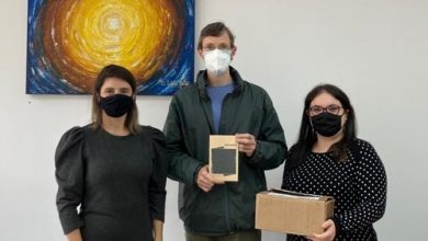 Liana Crocco, José Ignacio Mendes e Thaís Atan na entrega de exemplares do livro Estares