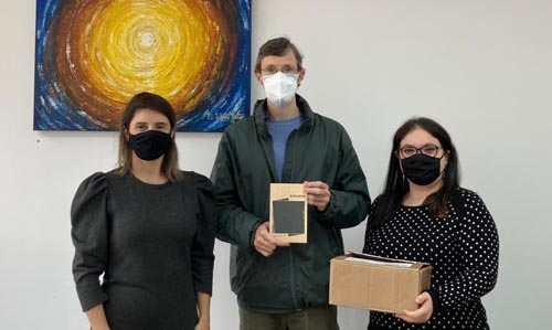 Liana Crocco, José Ignacio Mendes e Thaís Atan na entrega de exemplares do livro Estares