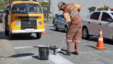 Pintura de Faixas de Pedestres durante Maio Amarelo