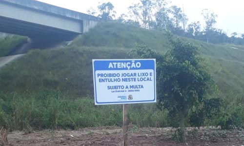 Placas de alerta foram instaladas em diversos terrenos públicos da cidade