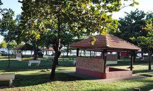 Várias churrasqueiras na Praia de Arealva (SP).