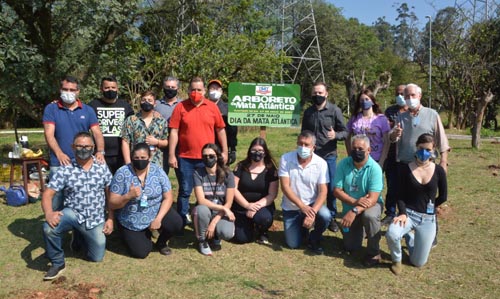 plantio de 53 mudas de árvores no Parque da Juventude